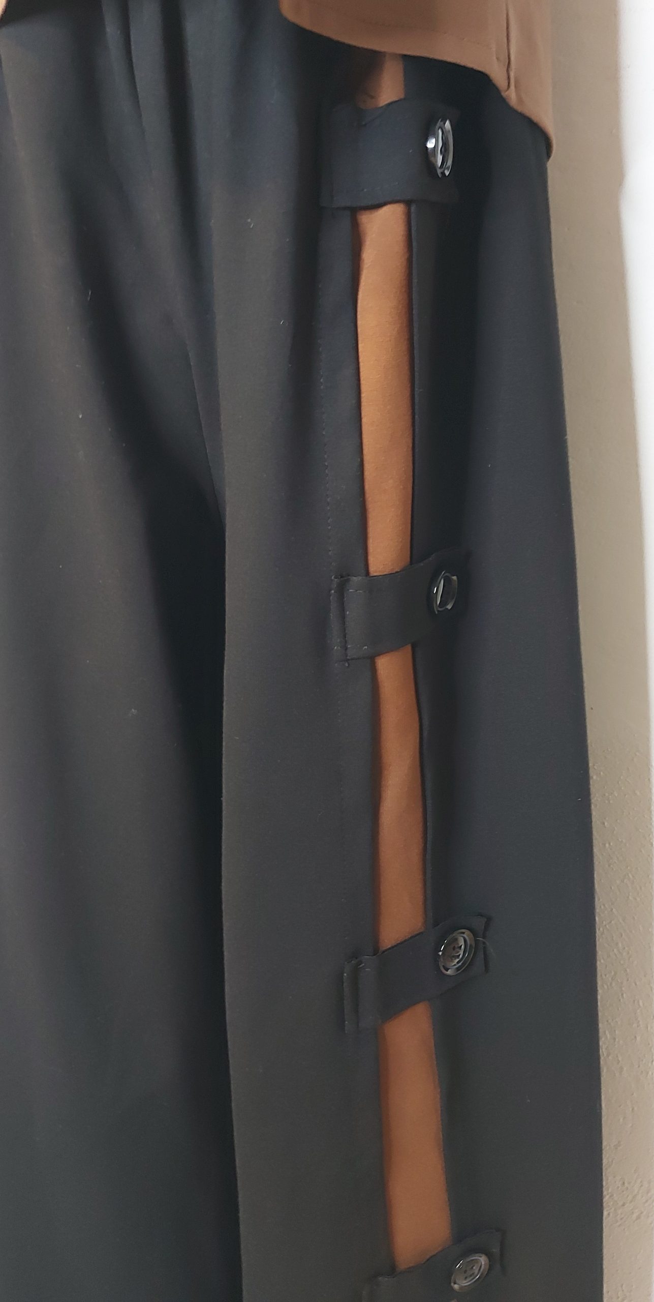 Detalles pantalón negro marrón