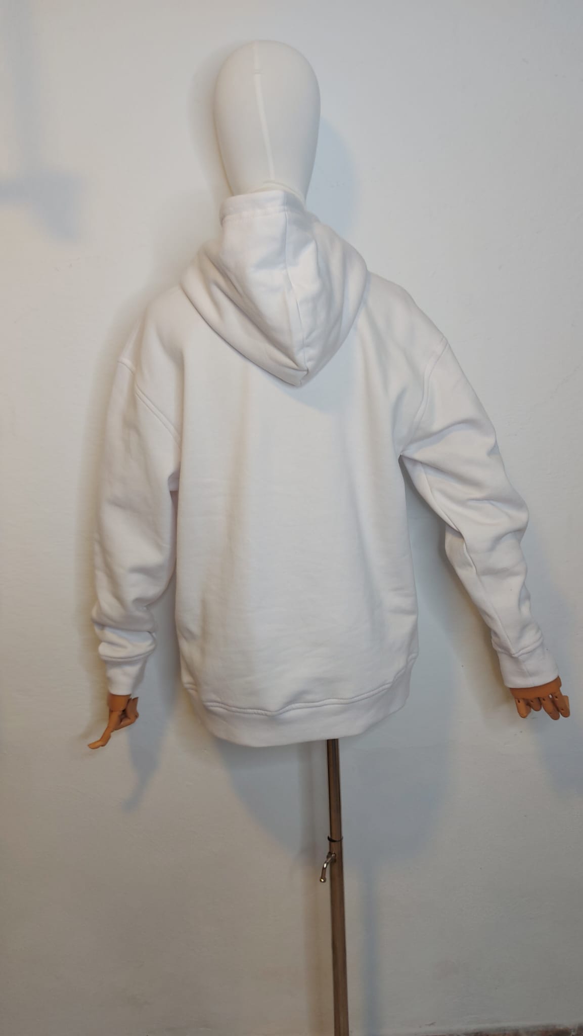 Espalda sudadera verde capucha