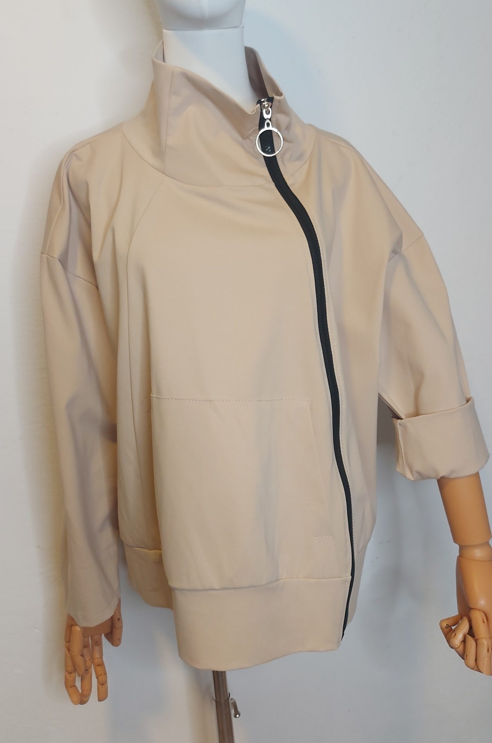 Sudadera beige cremallera diagonal