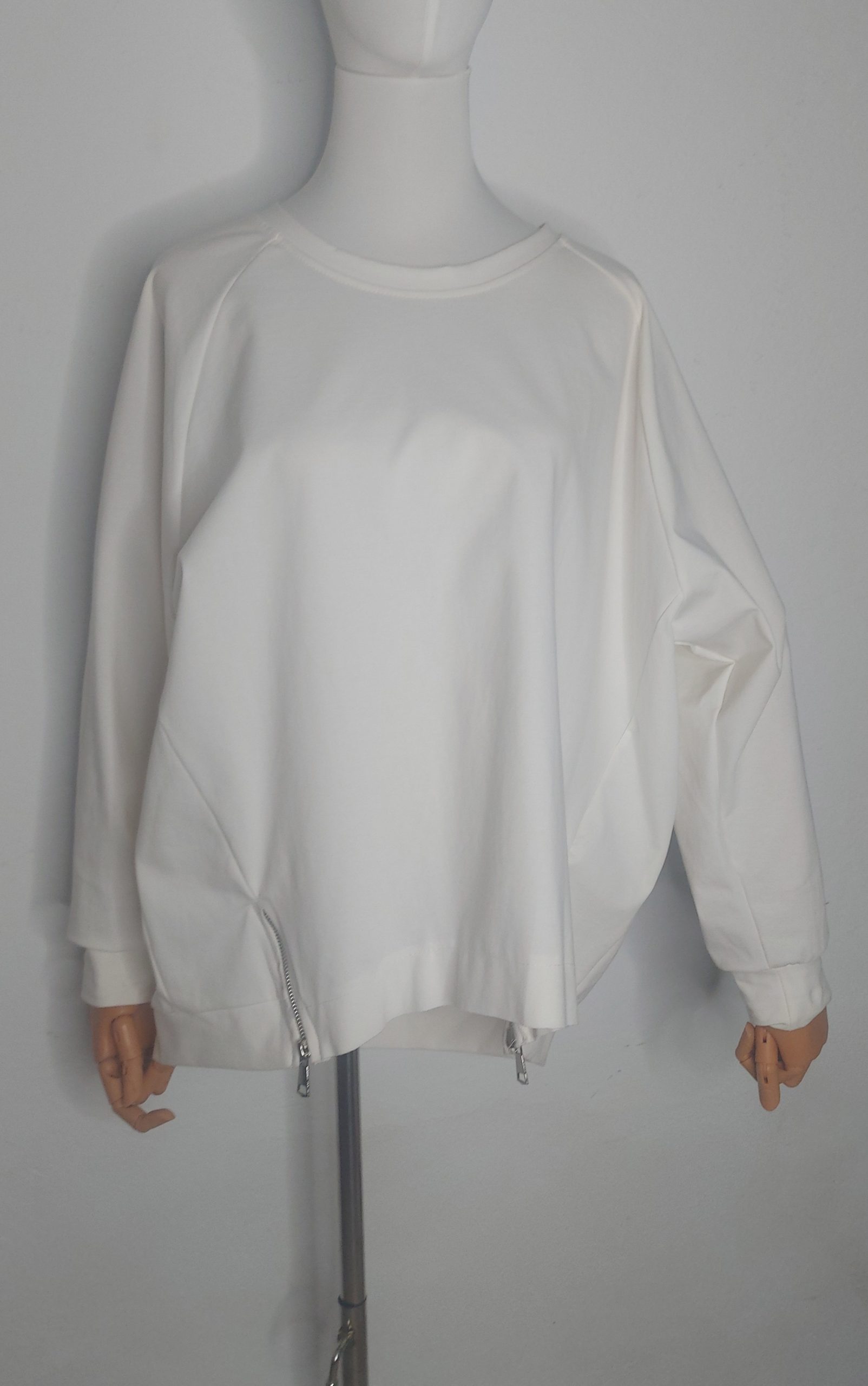 Sudadera blanca con cremallareas cintura