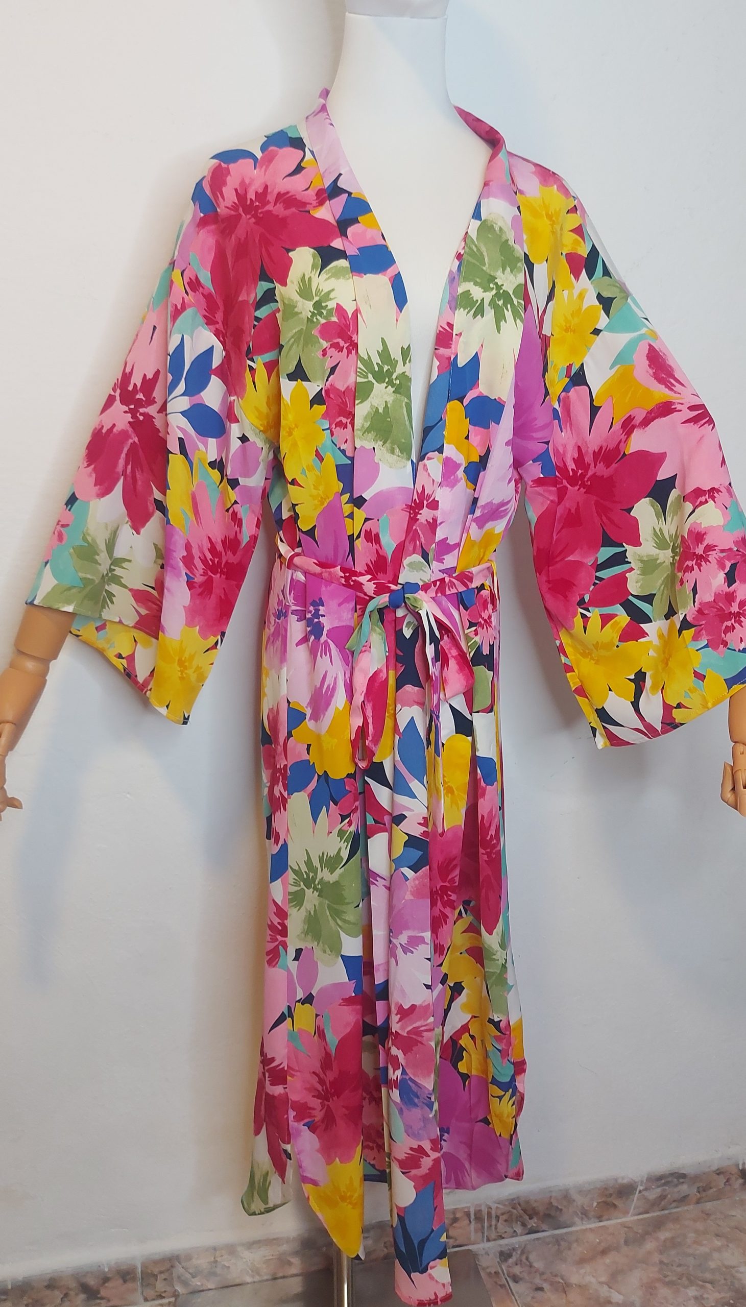 Vestido Kimono floreado .