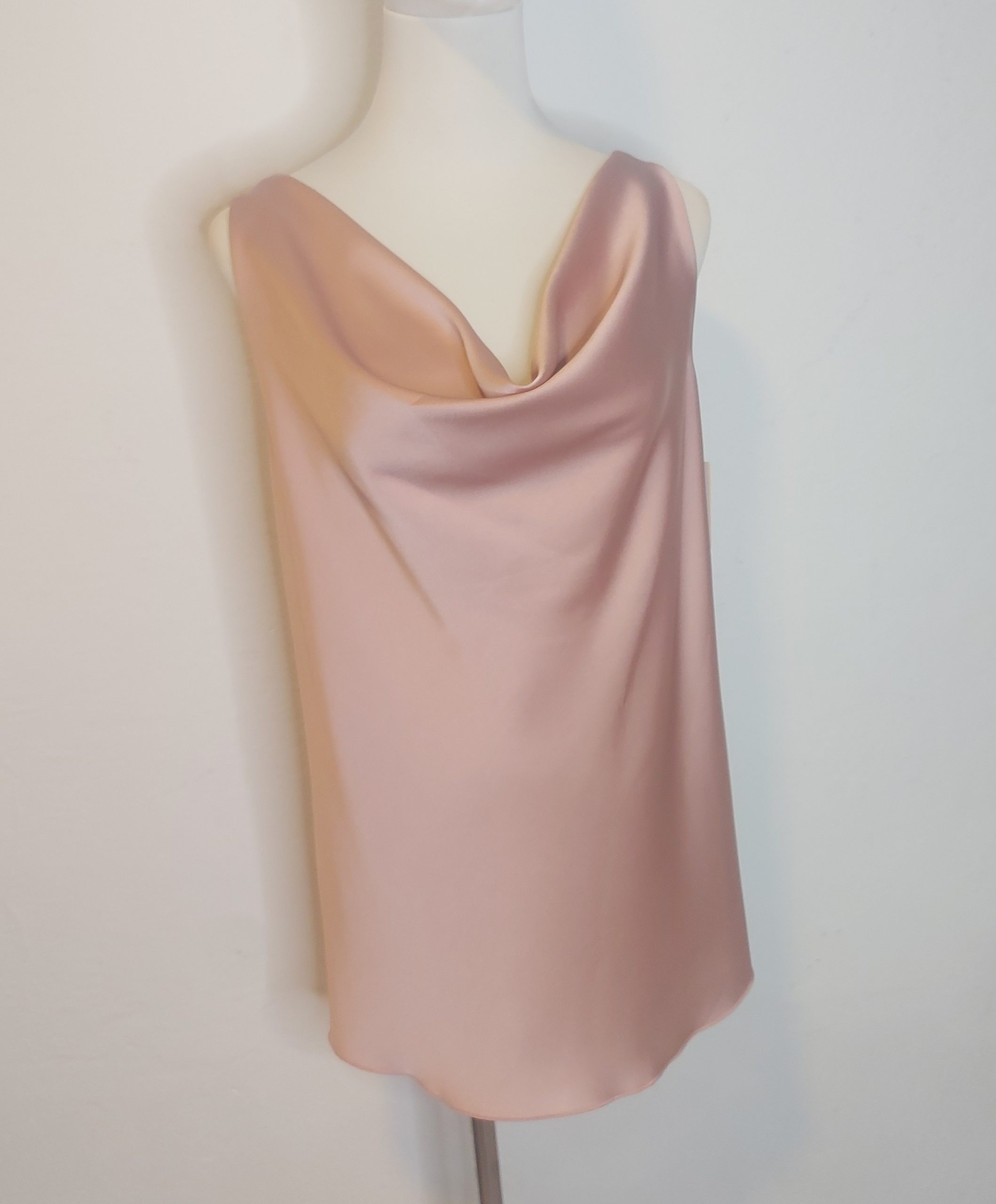 camiseta lisa cuello vuelto rosa palo