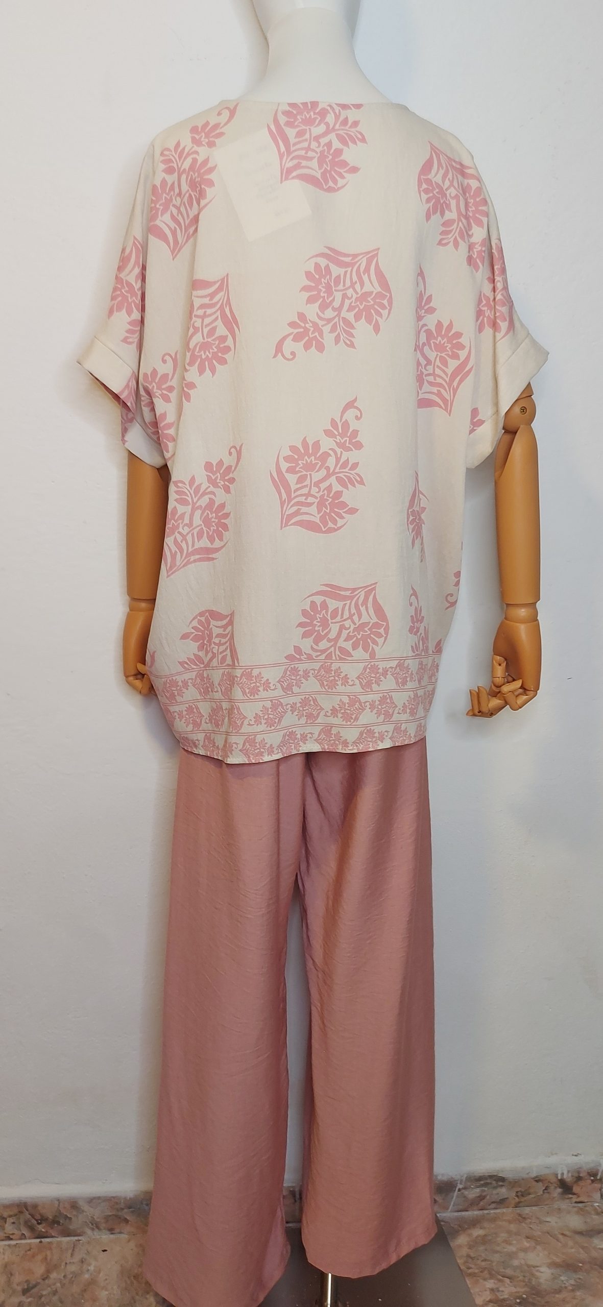 Conjunto blusa ramas rosas y pantalón