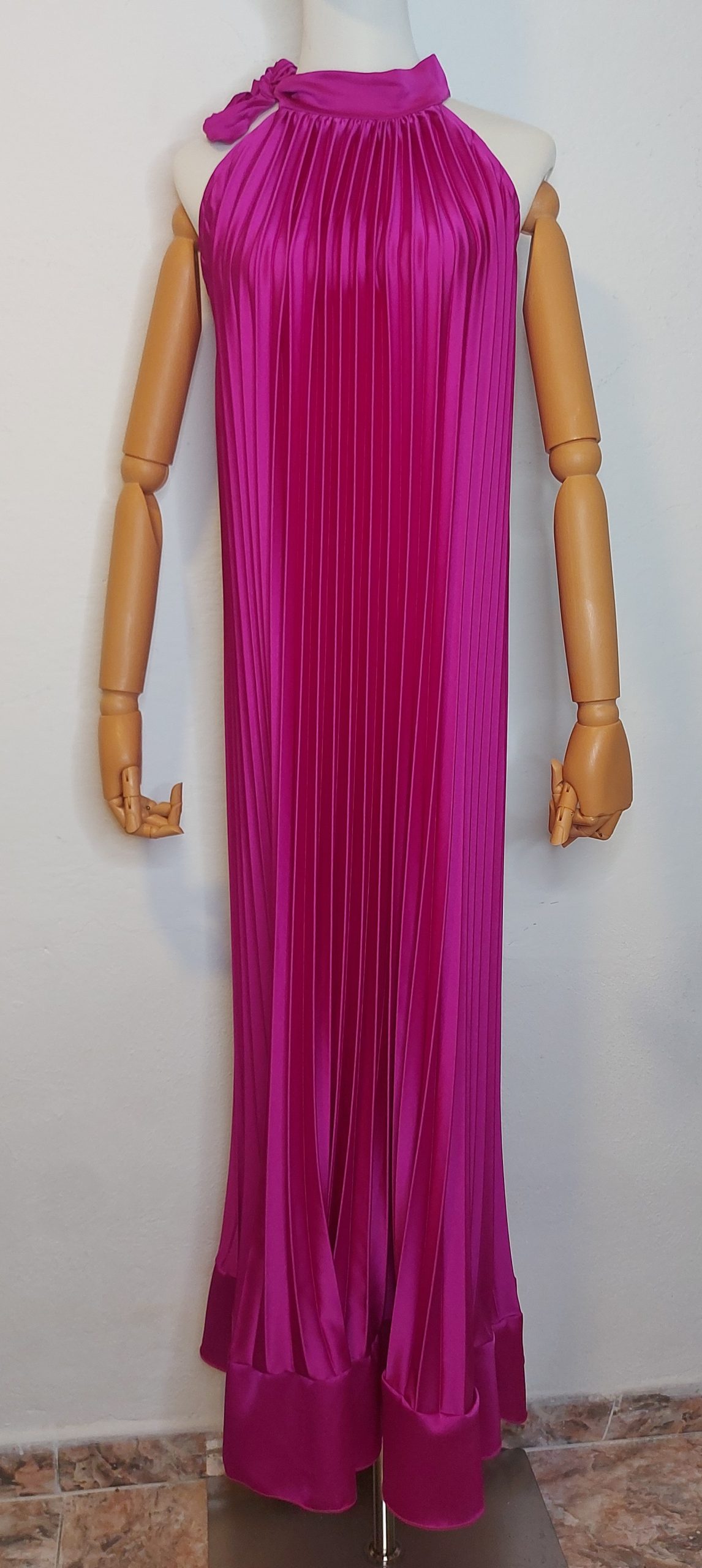 Vestido rosa plisado cuello brillante